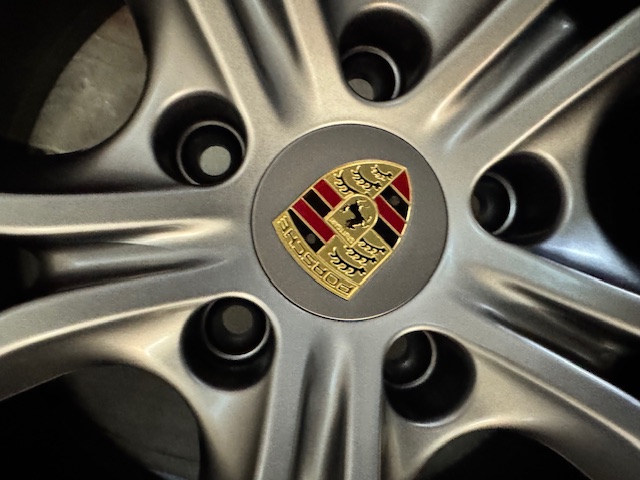 Wheel w Porsche crest.jpg