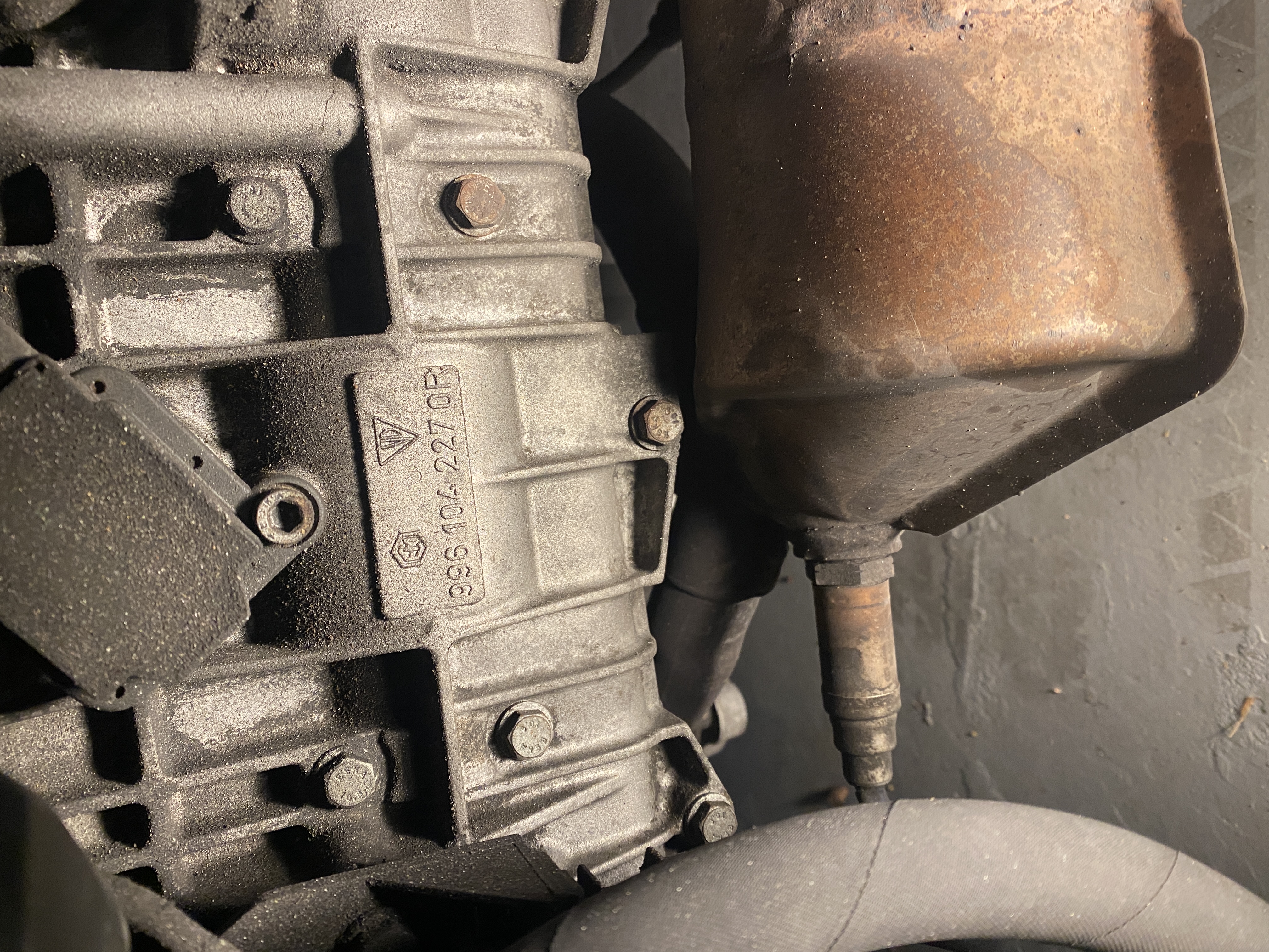 engine number is  2.5L (Not mid model change to 2.7L) 2.5 is manual cable throttle, 2.7 is E-throttle.